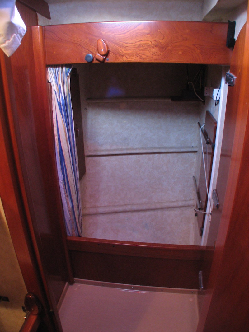  Amel Super Maramu 2000 Forward closet 